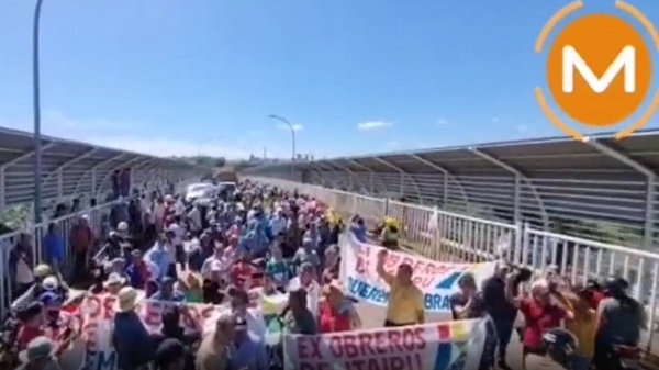 Ex trabajadores de Itaipú se manifiestan en el Puente de la Amistad - Noticias Paraguay