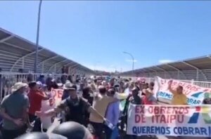 Itaipú: exobreros cierran el Puente de la Amistad