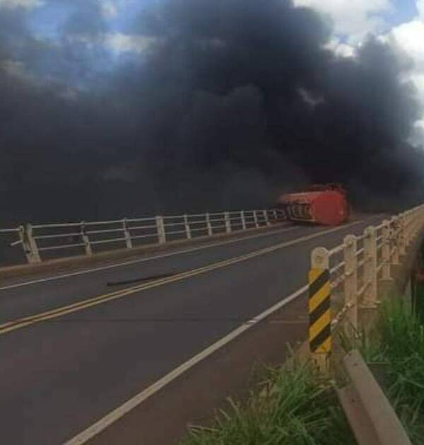 [VIDEO] Chakeko hepy la combustible: camión cisterna chocó, derramó todo y ¡boom!