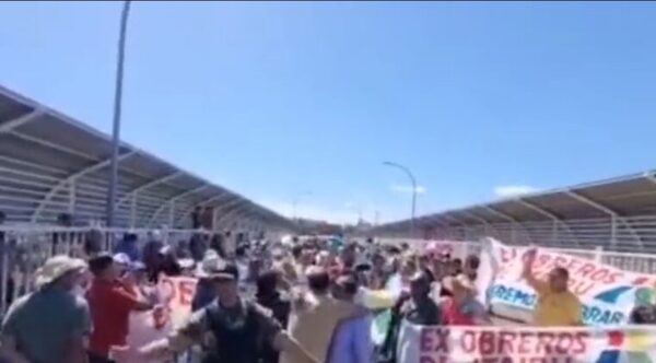 Itaipú: exobreros cierran el Puente de la Amistad