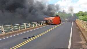 Vuelco e incendio de camión cisterna sobre el puente del río Jejuí - trece