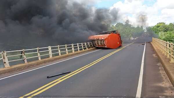 Vuelco e incendio de camión cisterna sobre el puente del río Jejuí - trece
