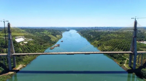 Exobreros de Itaipú cierran paso en puente fronterizo entre Paraguay y Brasil - Revista PLUS