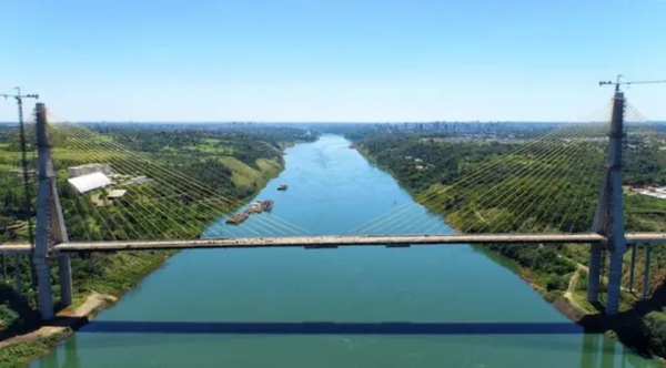 Exobreros de Itaipú cierran paso en puente fronterizo entre Paraguay y Brasil - Revista PLUS