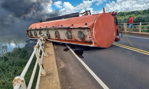 Camión Cisterna repleto de combustible vuelca en el puente sobre el río Jejuí - OviedoPress