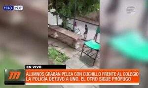 Alumnos graban pelea con cuchillo frente a un colegio | Telefuturo