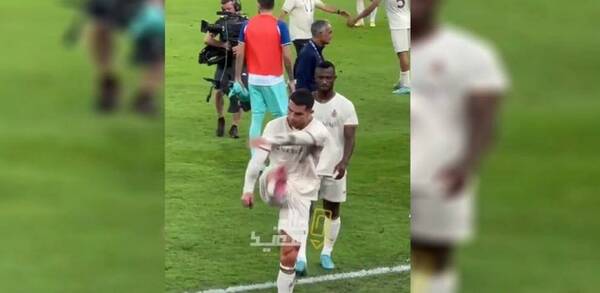 [VIDEO] Le gritaron Messi, Messi, Messi a CR7 y así reaccionó