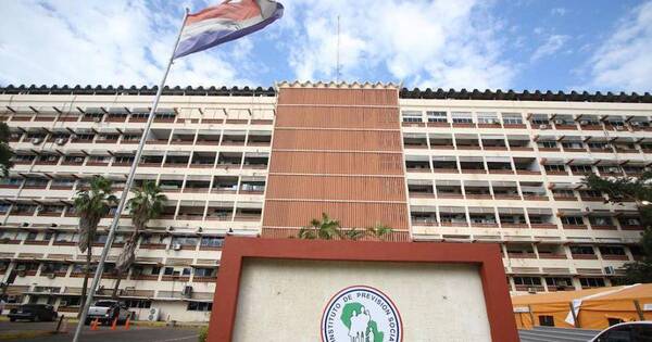 La Nación / Injerencia del poder político de turno en el IPS causa daño a asegurados, dice Halley