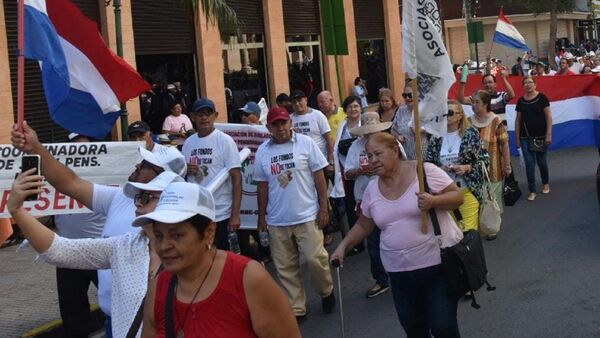 Asegurados y jubilados reclaman falencias del IPS