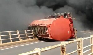 (Video). Cisterna cargada de combustible tumbó y cabina ardió en llamas