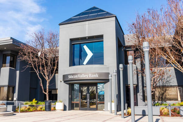 Bancos europeos caen arrastrados por la onda expansiva de Silicon Valley Bank - Revista PLUS