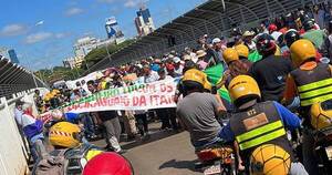 La Nación / Extrabajadores de Itaipú cerraron por dos horas el Puente de la Amistad