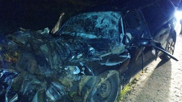 Choque de automóvil por un camión deja un herido de gravedad