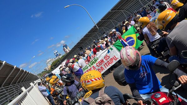 Ex trabajadores de Itaipú se movilizan en reclamo de compensación - ADN Digital