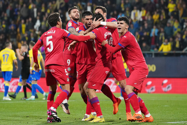 Versus / Con un polémico penal en el minuto 116, el Getafe de Alderete empató ante el Cádiz