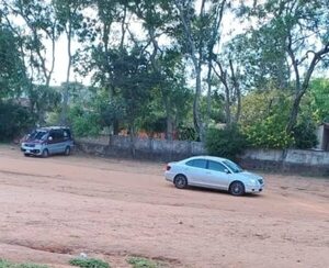 Recuperan automóvil hurtado en Areguá y abandonado en el estacionamiento del Hospital de Carapeguá - Policiales - ABC Color
