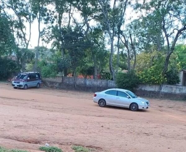 Recuperan automóvil hurtado en Areguá y abandonado en el estacionamiento del Hospital de Carapeguá - Policiales - ABC Color