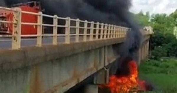 La Nación / Camión cisterna volcó y se incendió sobre el puente del río Jejuí, San Pedro