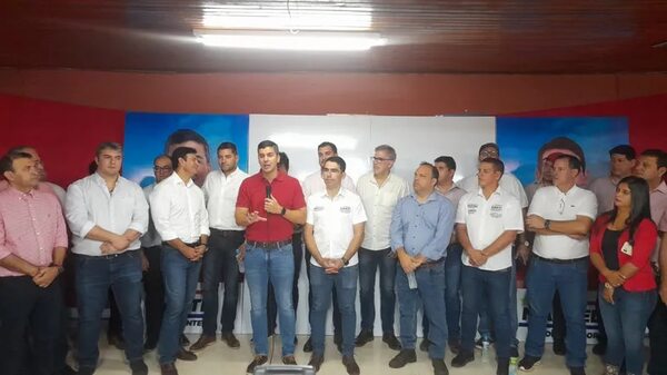 Santiago Peña dice que adversarios de turno buscan debilitar su candidatura y a la ANR - Política - ABC Color