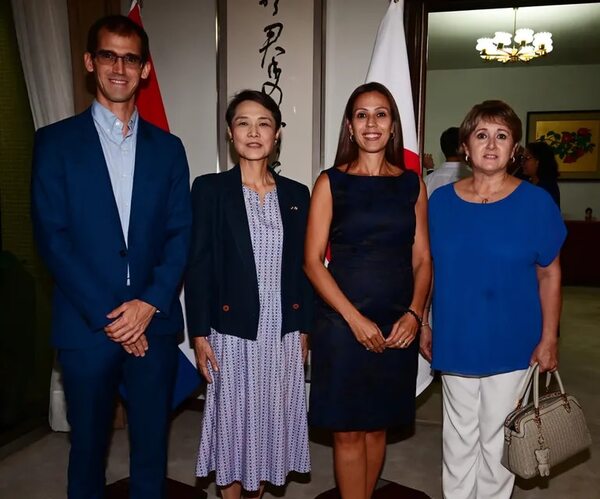 Embajadora del Japón agasajó a los nuevos becarios y exbecarios - Estilo de vida - ABC Color