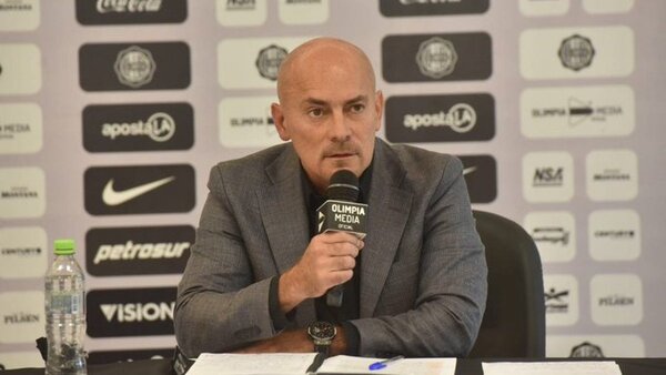 Miguel Cardona anuncia al nuevo entrenador de Olimpia