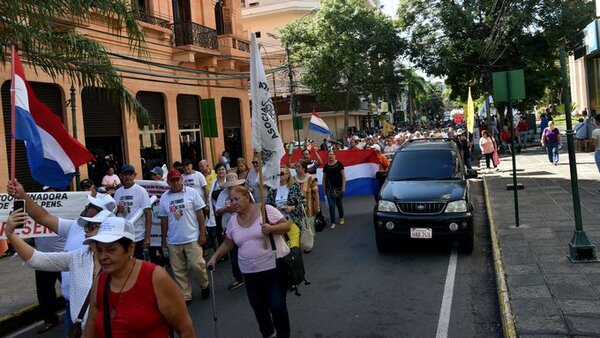 Repudian falta de fármacos y despojo de fondos del IPS