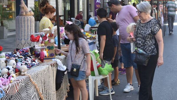 Colorida feria sobre calle Palma se realiza este sábado