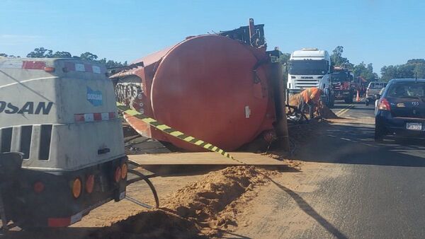 Calzada de la ruta PY08 se vuelve a habilitar tras vuelco de cisterna