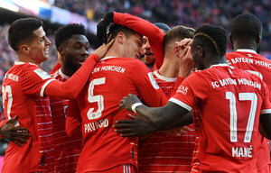 Versus / El Bayern gana el derbi "bávaro" al Augsburgo y se asegura como líder