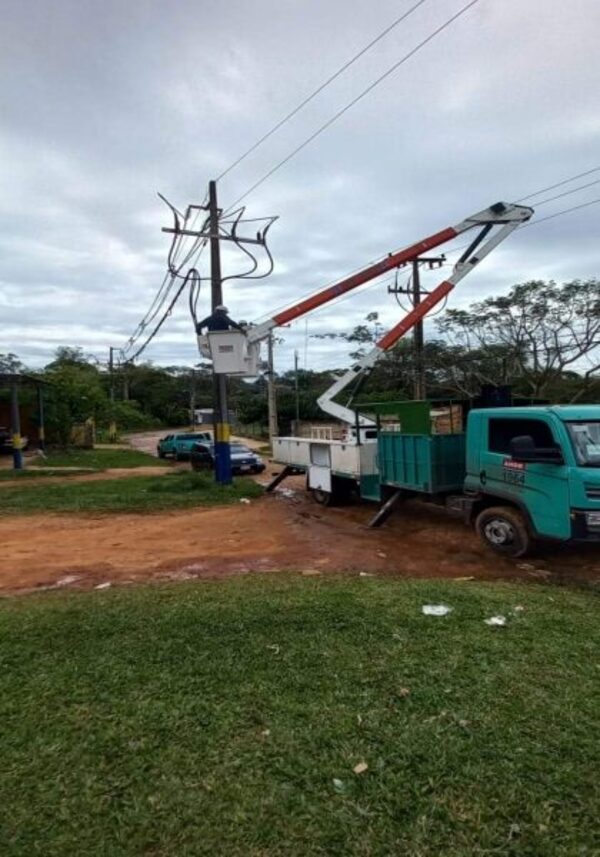 Línea de ANDE quedó fuera de servicio y varios quedaron sin luz