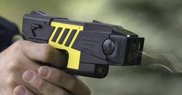 La Nación / Agente policial explica cómo funcionan las pistolas eléctricas