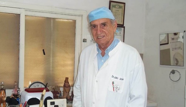 Un ejemplo de vida: Profesional odontólogo, a sus 84 años de vida, sigue en la práctica del fútbol - Noticiero Paraguay
