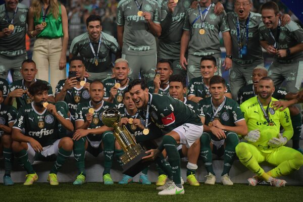 Gustavo Gómez levantó la Recopa con Palmeiras al vencer a Paranaense | 1000 Noticias