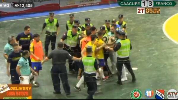 [VIDEO] Una jugada "sembró" el bolonqui y suspendieron final entre Caacupé y Franco
