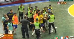 Diario HOY | Otra bochornosa imagen del fútbol de salón