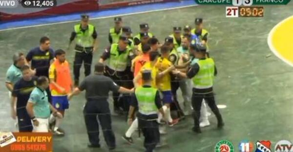 Diario HOY | Otra bochornosa imagen del fútbol de salón