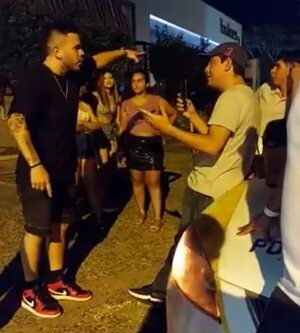 Video: acalorada discusión del director de Tránsito de Asunción con ocupantes de vehículos mal estacionados en Carmelitas - Nacionales - ABC Color