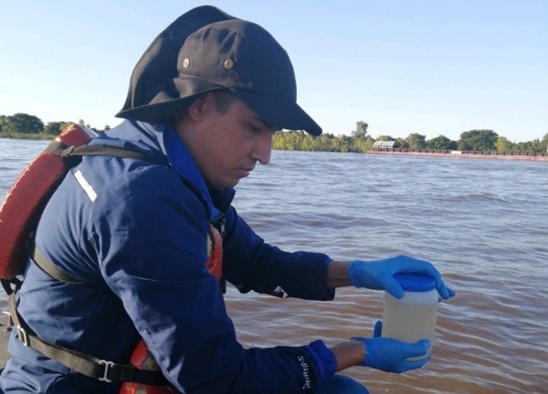 MADES toma muestras en el río Paraguay ante mortandad de peces