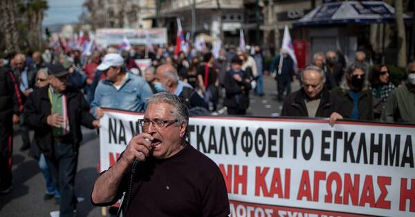 La Nación / Manifestaciones en Grecia para presionar al gobierno tras el accidente ferroviario