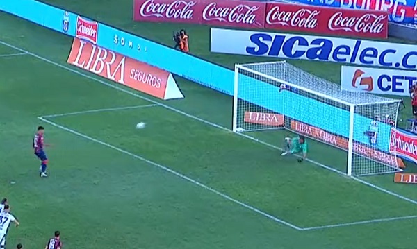 Adam Bareiro pica penal y firma doblete