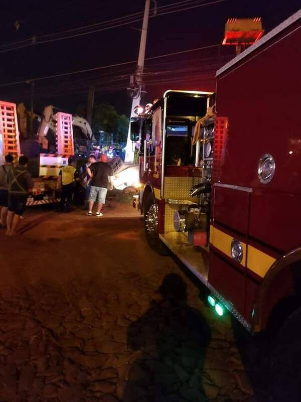 Se llevó por delante un camión estacionado y murió atrapado en su vehículo