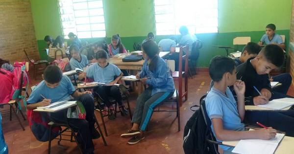 La Nación / En Itakyry, escuela sobrevive con plurigrado, falta de aulas y de docentes