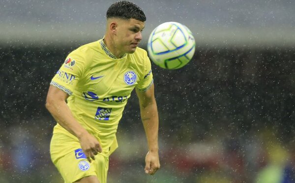 Cachorro picante en la previa del clásico mexicano