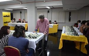 Zenón Franco enfrenta a 20 jóvenes ajedrecistas en ABC - Polideportivo - ABC Color