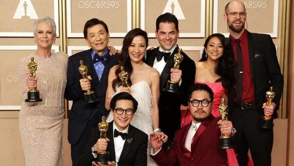 “Everything Everywhere All At Once”, la gran ganadora en la noche de los Oscar | 1000 Noticias