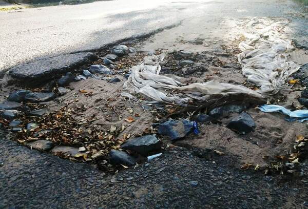 Luque minada de grandes baches y el intendente en política •