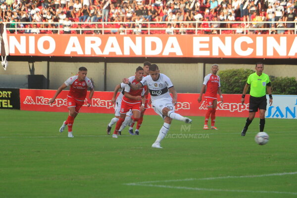 Versus / Olimpia: Un penal cada 126 minutos en lo que va del Apertura