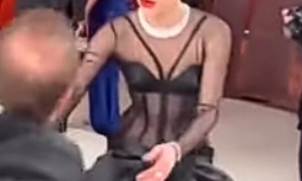 (VIDEO)Lady Gaga furor en los Oscars tras levantar a paparazzi que cayó al piso
