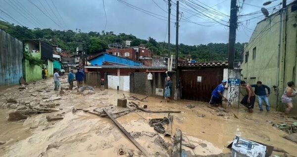 Al menos 8 muertos por derrumbes provocados por fuertes lluvias en Manaos - .::Agencia IP::.