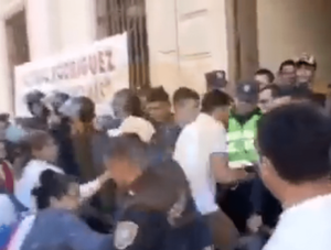 San Pedro: manifestantes repudian el ingreso del intendente imputado a su despacho · Radio Monumental 1080 AM